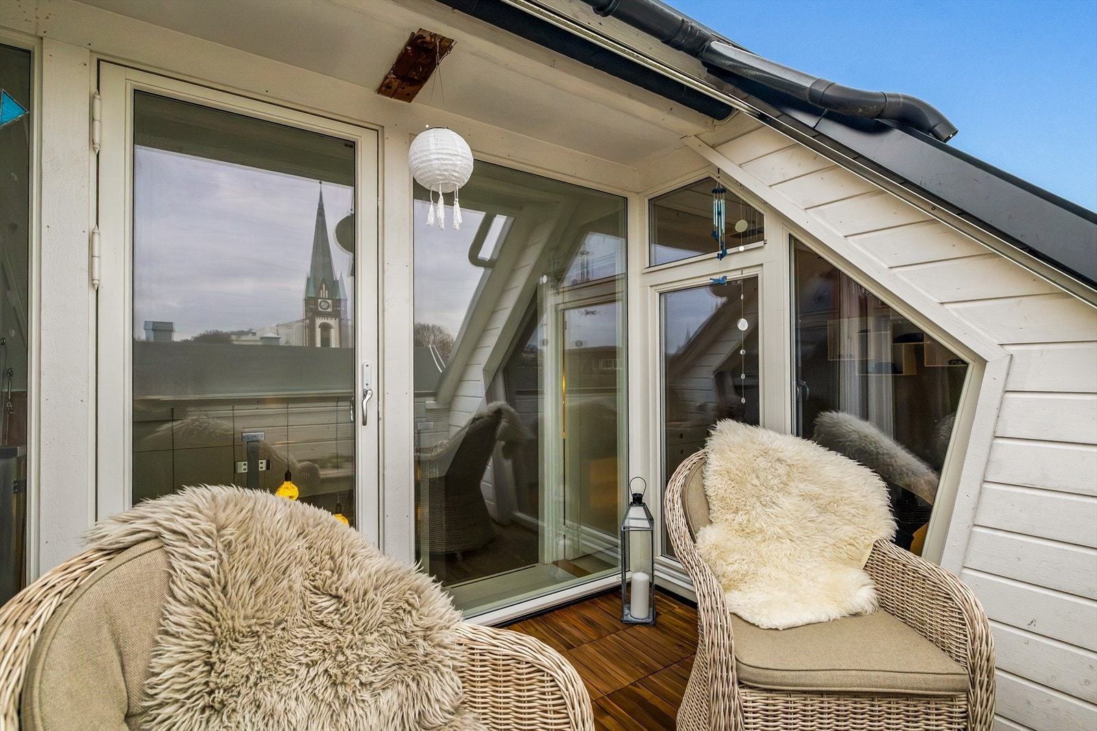 Praktiske trefliser på gulvet - under skjuler det seg flotte, historiske fliser som gir ekstra sjarm. Galleribilde