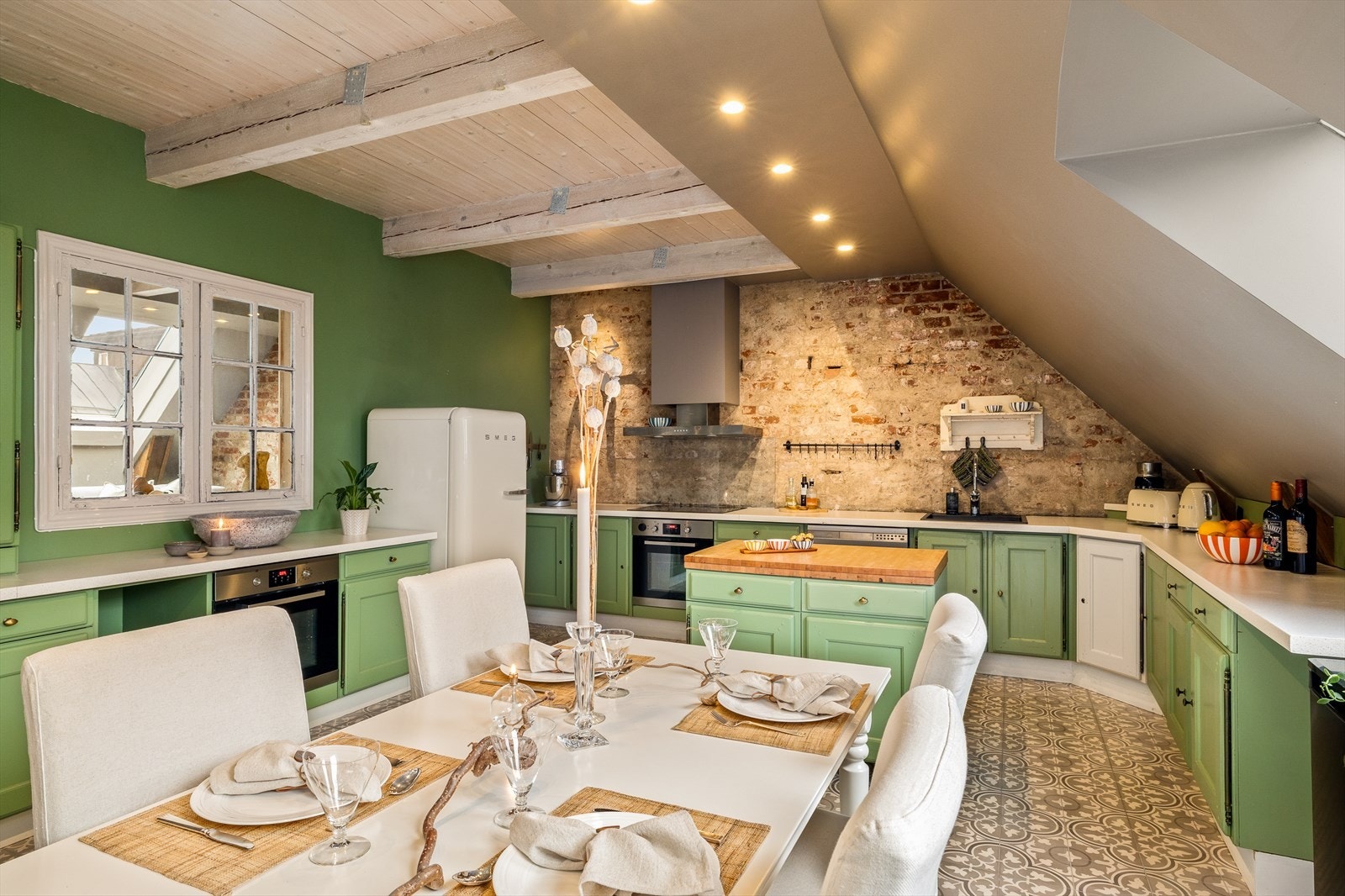 Kjøkkenet byr på en utrolig god atmosfære - et perfekt sted for både hverdagsmåltider og hyggelige stunder. Galleribilde