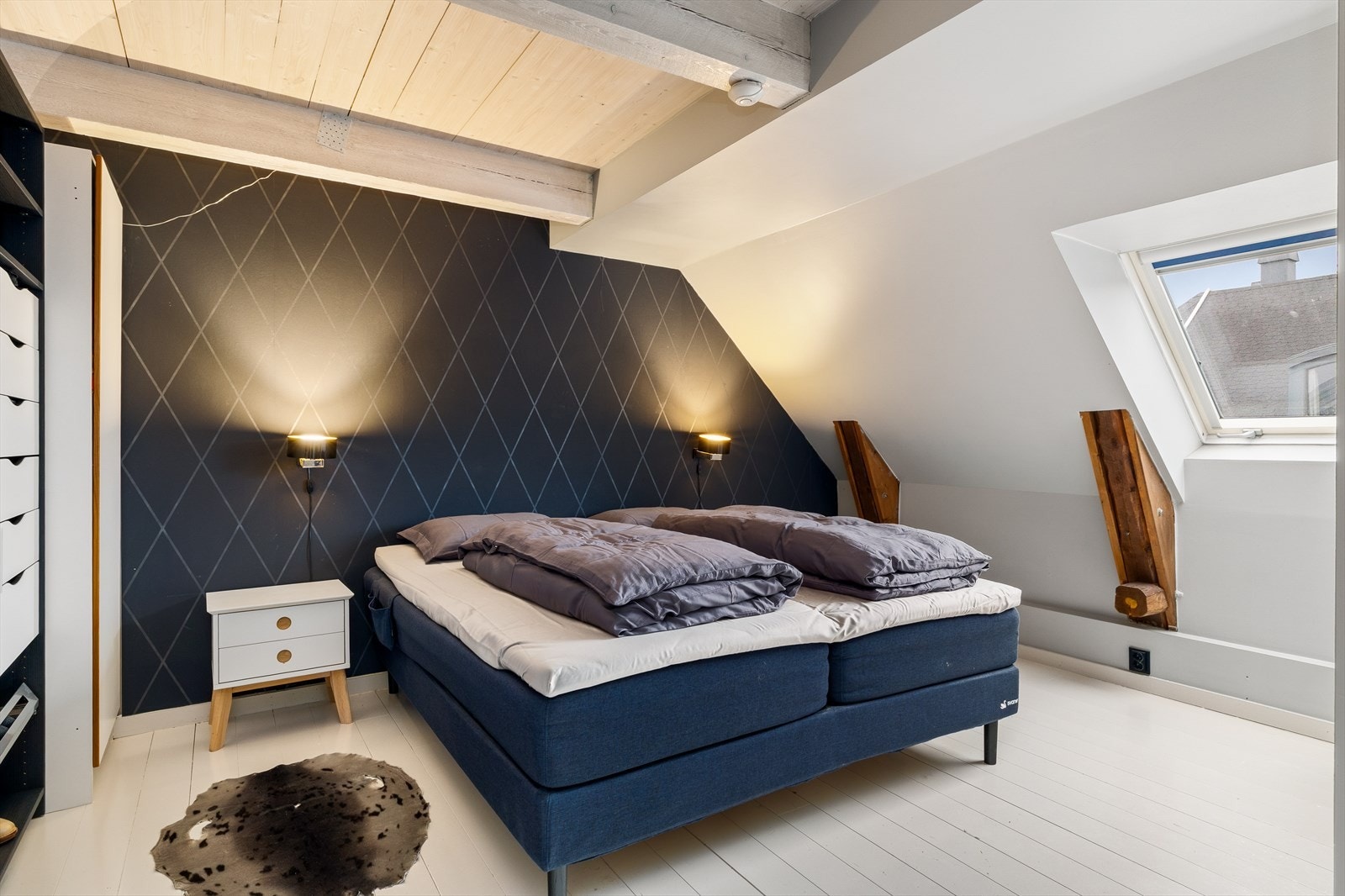 Lekkert hovedsoverom med en atmosfære som gir deg hotellfølelsen - her kan du virkelig senke skuldrene og nyte roen. Galleribilde