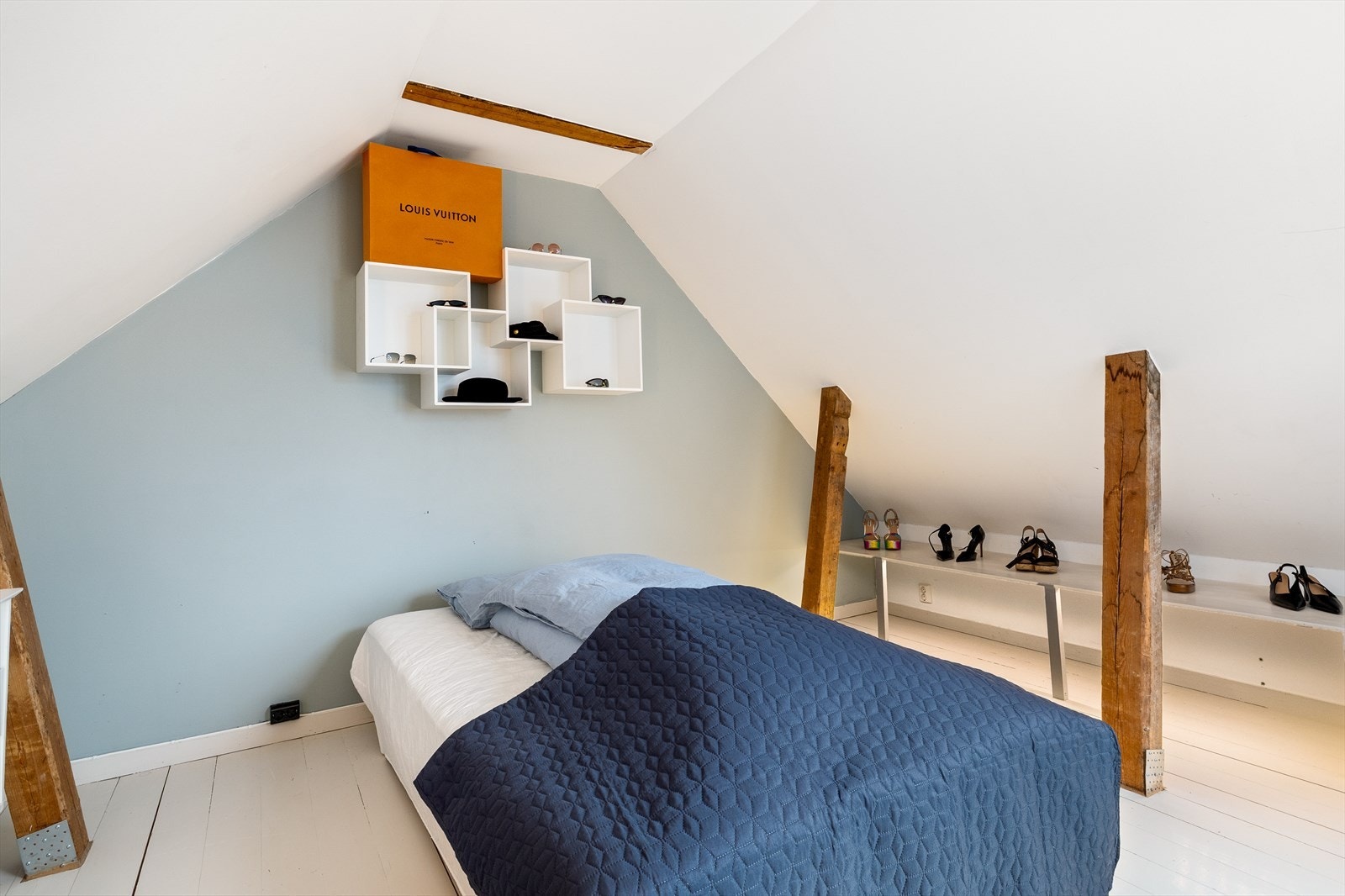 Hyggelig rom med god plass til dobbeltseng - perfekt for en komfortabel og avslappende atmosfære. Galleribilde