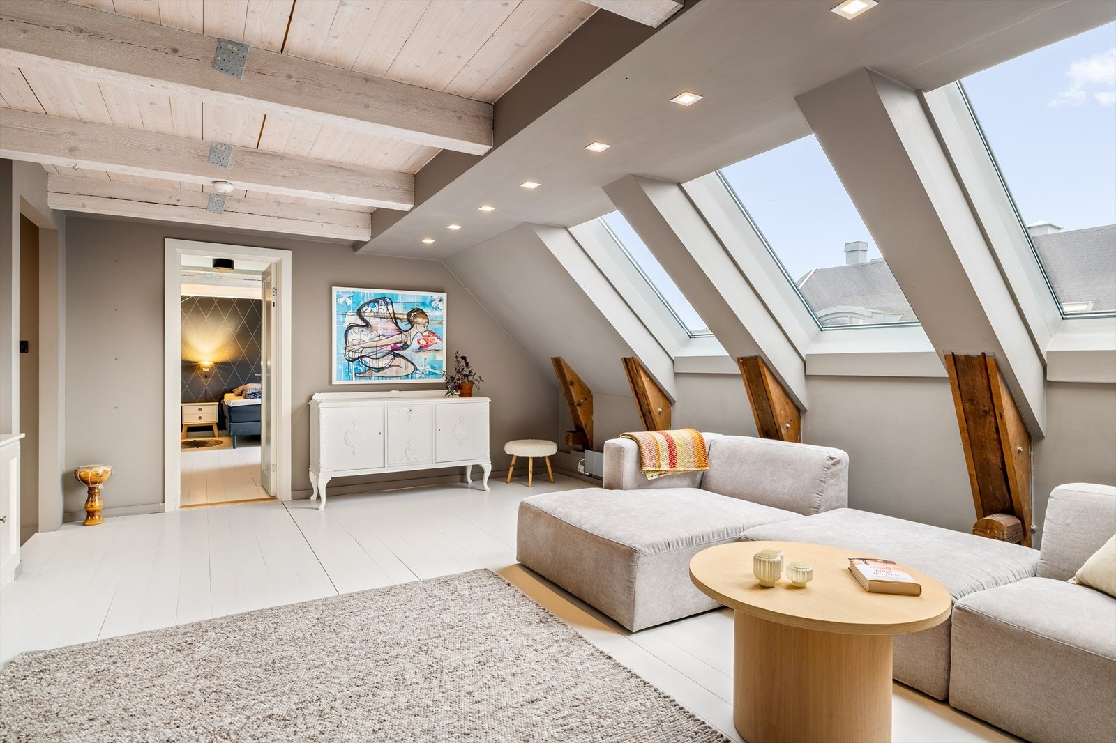 Flotte, malte gulv kombinert med et lekkert fargevalg gir rommet et stilfullt preg. Vinduer med selvrensende funksjon gjør vedlikehold enkelt og praktisk. Galleribilde