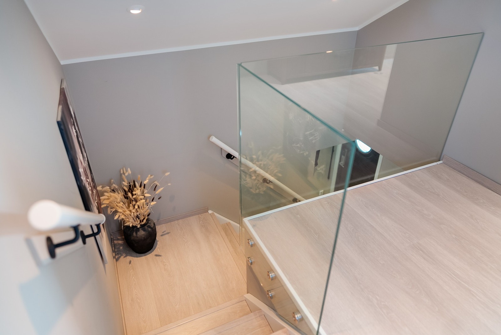 Trappeløpet fra første til andre etasje. Galleribilde