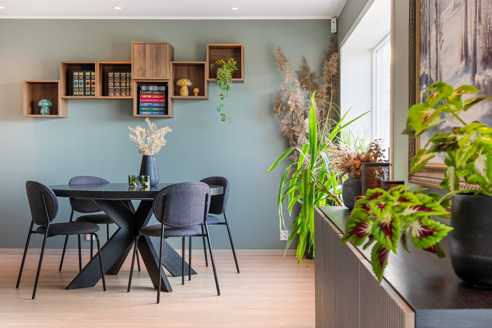 Reolsystemet på veggen følger ikke med. Galleribilde