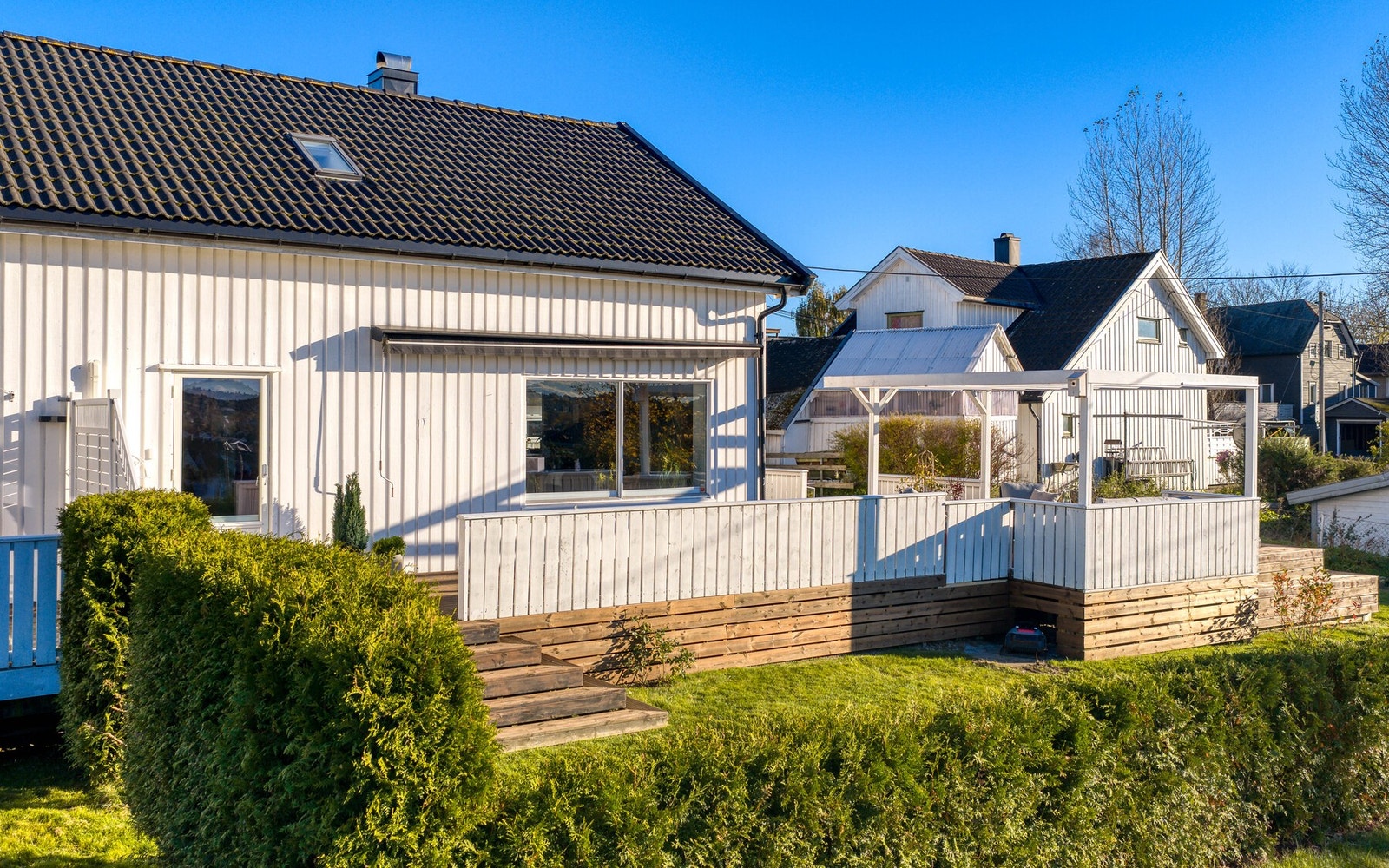 Mot syd og vest er det bygget en stor terrasse med sol fra tidlig til sent. Galleribilde