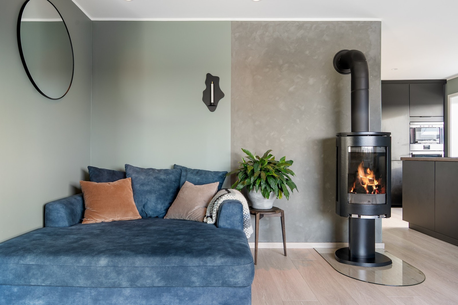 Stuen er stor og gir rom for møblering i soner. Galleribilde