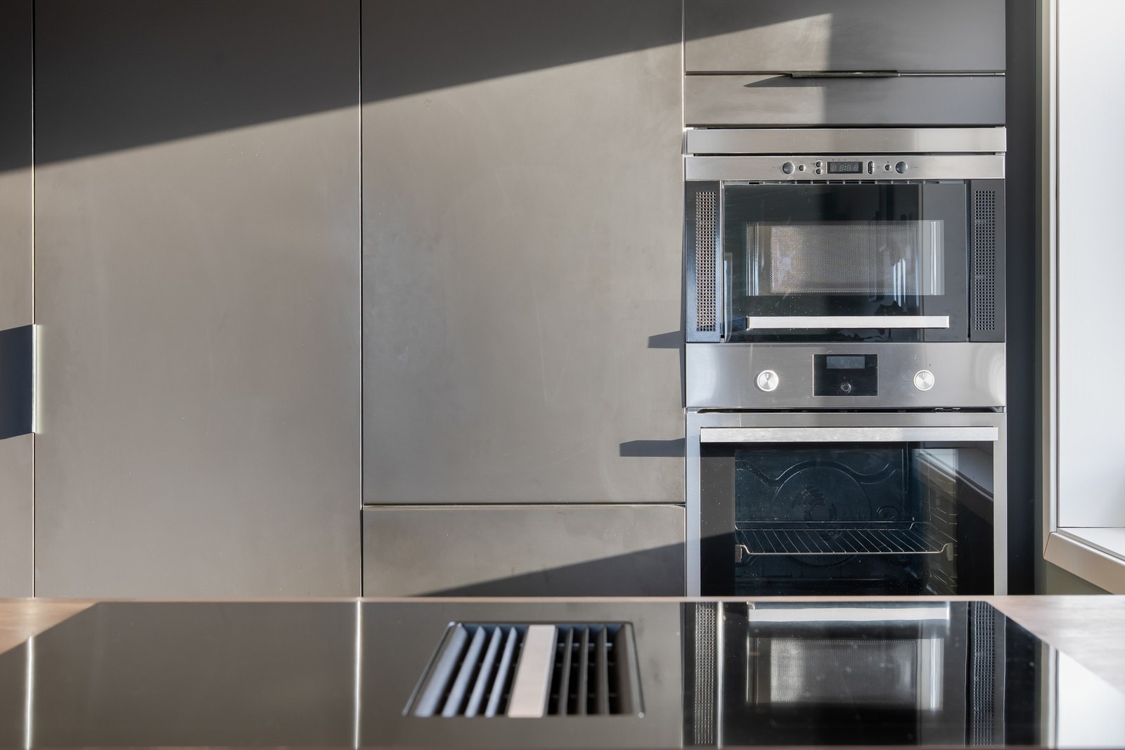 Kjøkkenet er innholdsrikt og velutstyrt - med nye fronter og benkeplater fra 2021. Galleribilde