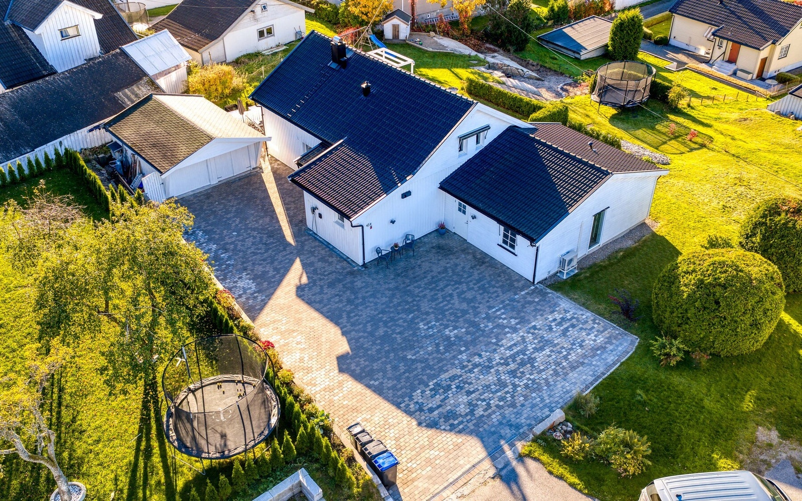 Stor gårdsplass med belegningstein - plass for flere biler og god plass for manøvrering. Galleribilde