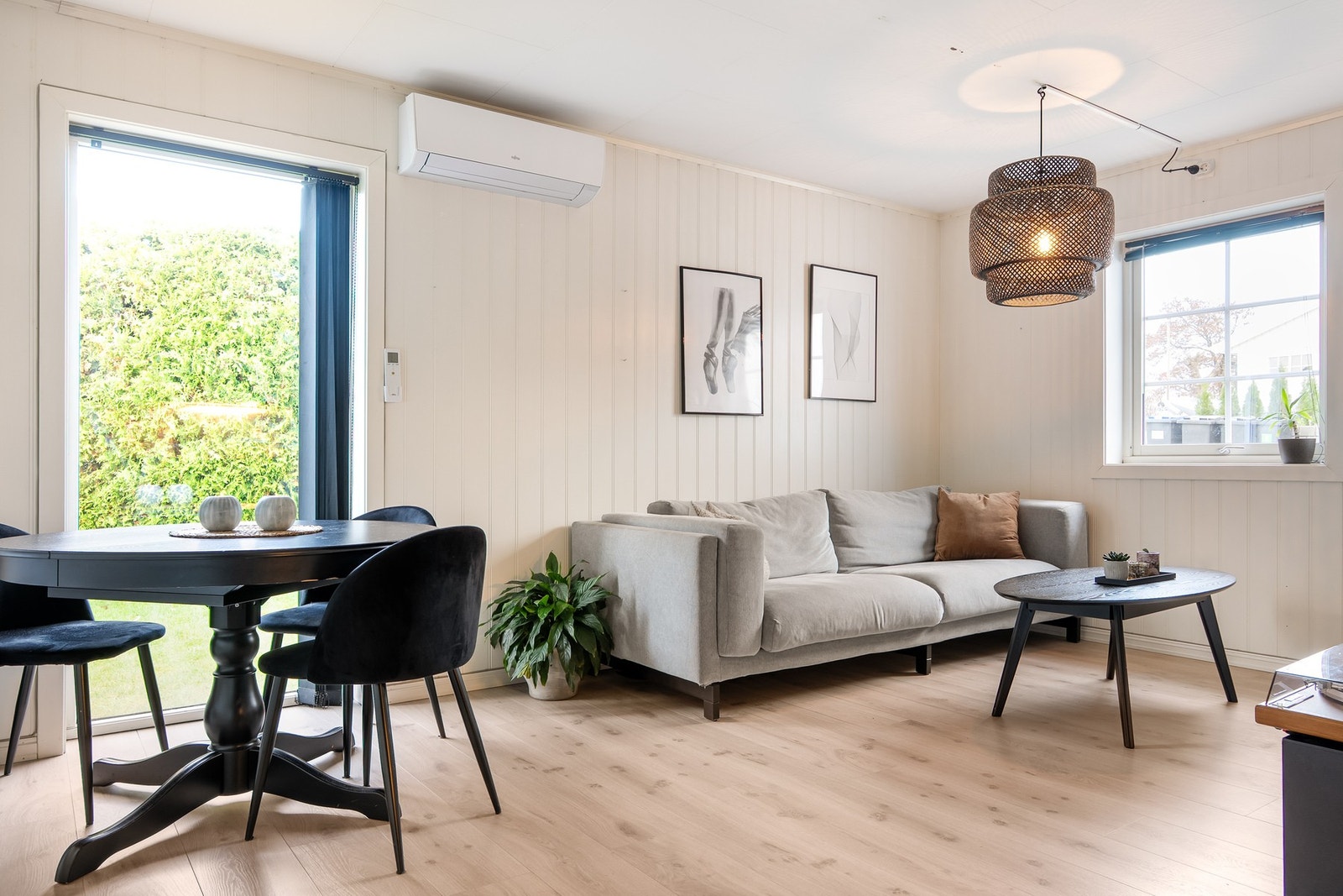 Stuen i generasjondelen med plass til spisebord. Galleribilde