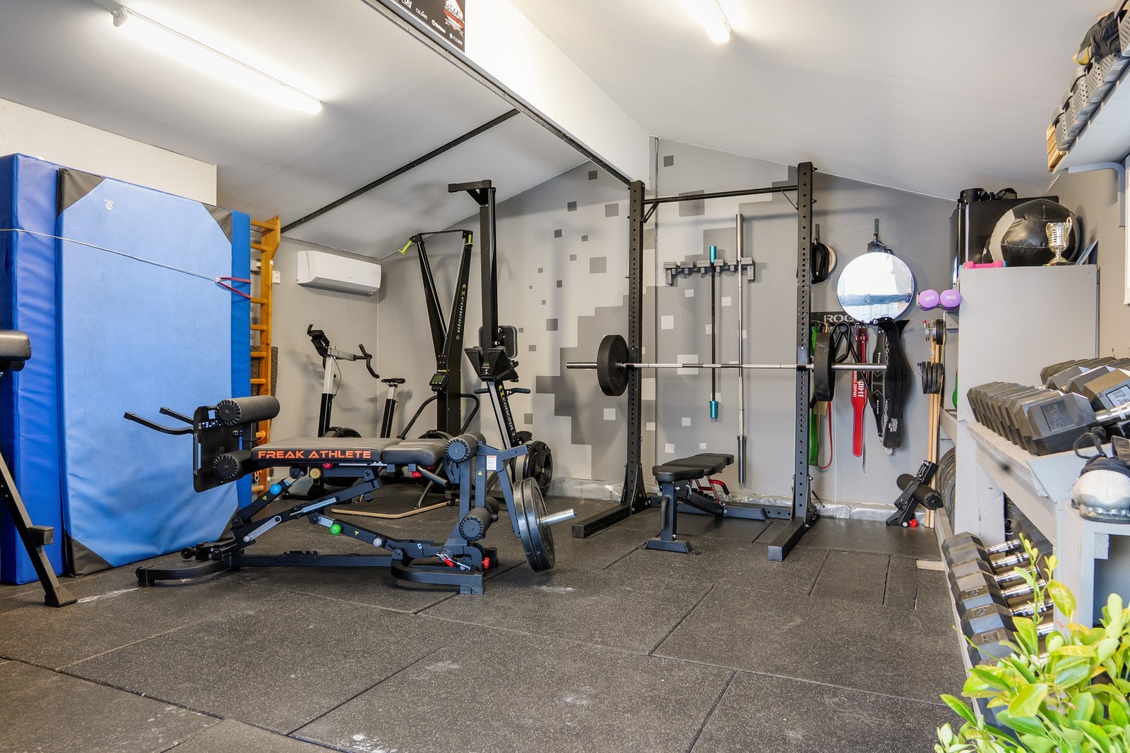 Fra garasjen, som benyttes som treningsrom. Isolert og oppvarmet med varmepumpe. Galleribilde