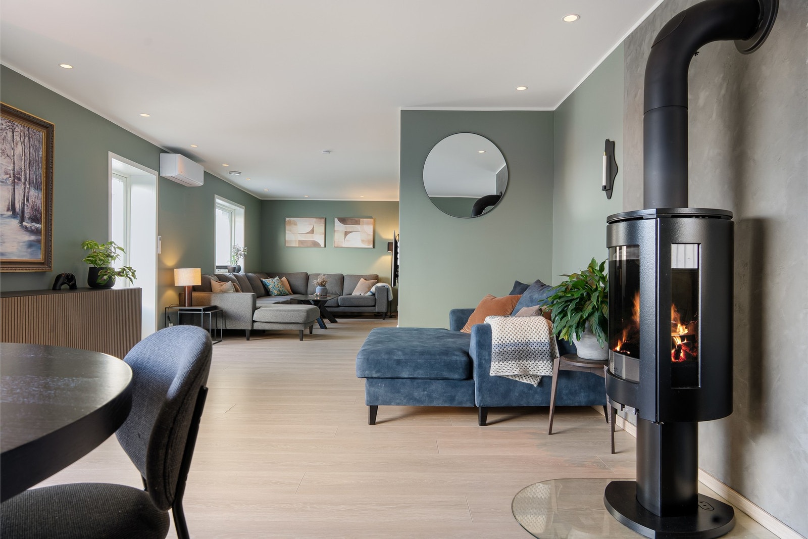 Fra spisestuen innover i stuen. Galleribilde