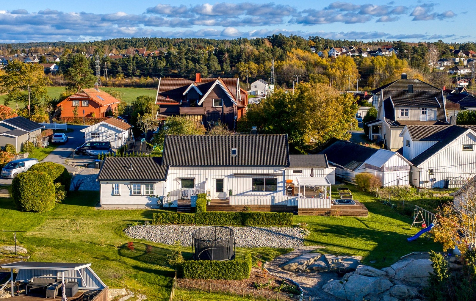 Tomten er pent opparbeidet, med fin variasjon mellom elementer i terrenget. Galleribilde