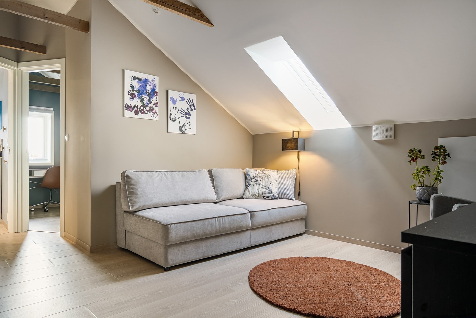 Stuen i andre etasje gir økt komfort for familien med mulighet for adskillelse. Galleribilde