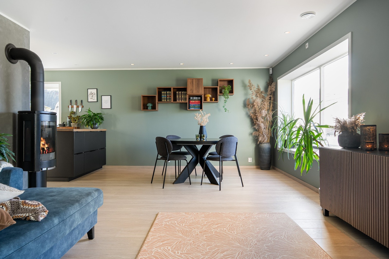 Fra stuen i første etasje med kjøkken inn mot venstre. Galleribilde