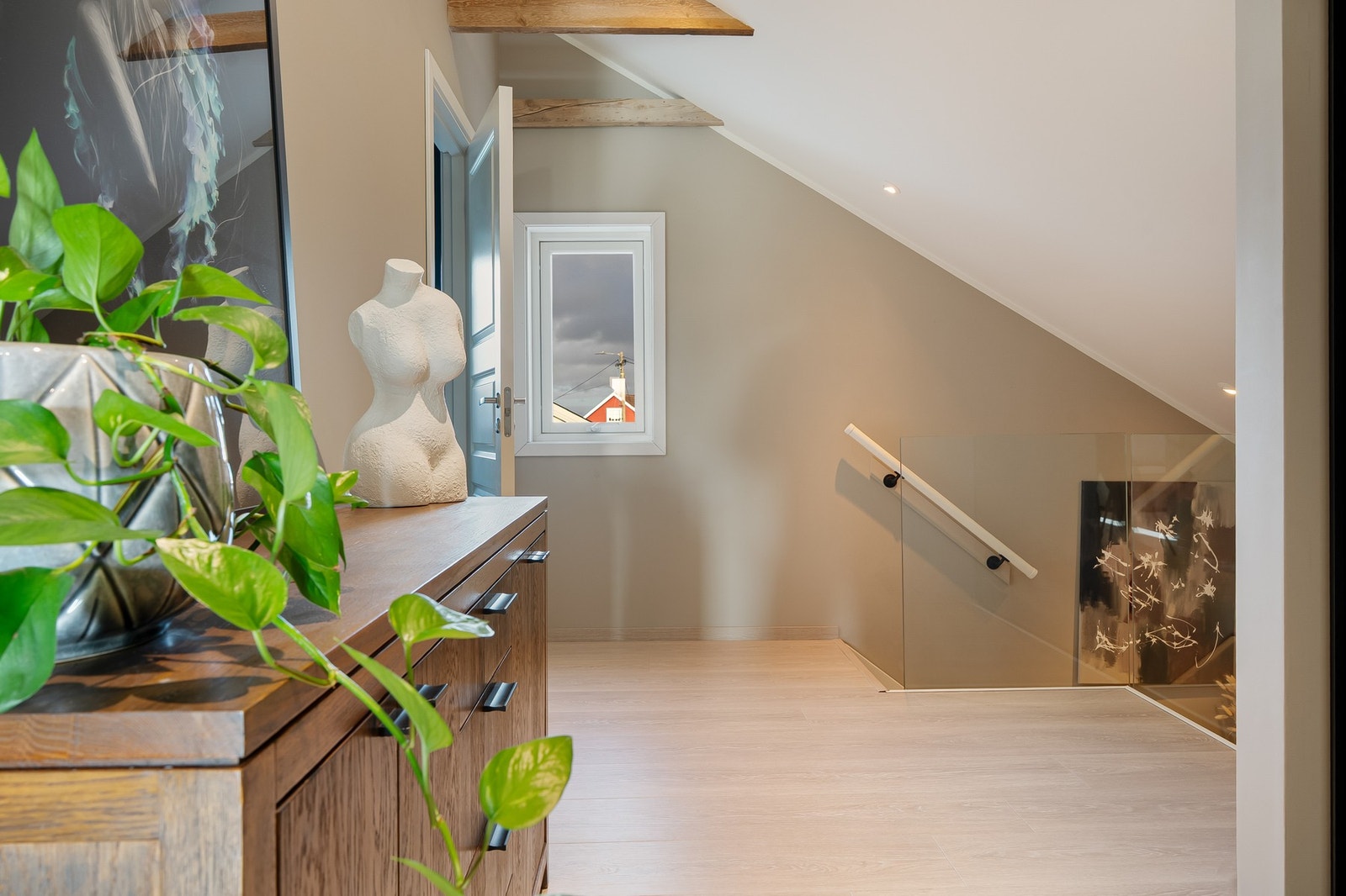 Trappen leder opp til en romslig hall. Galleribilde