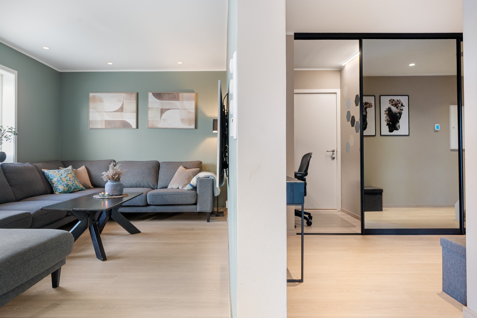 Mot stuen og hallen. Galleribilde