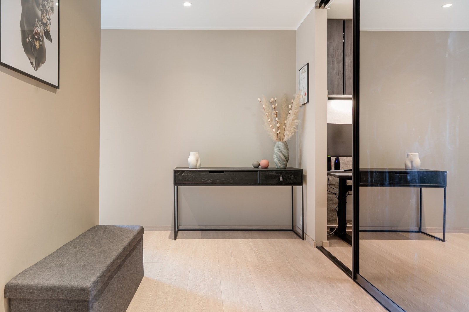 Fra entreen. Stuen inn mot venstre. Galleribilde