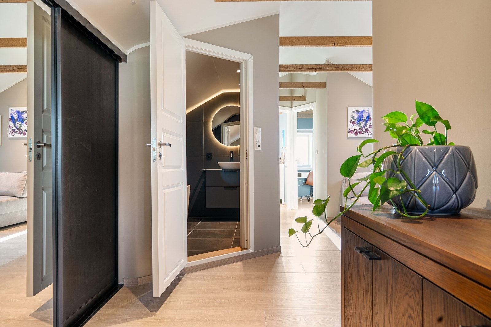 Fra hallen med badet til venstre og stuen rett frem. Galleribilde