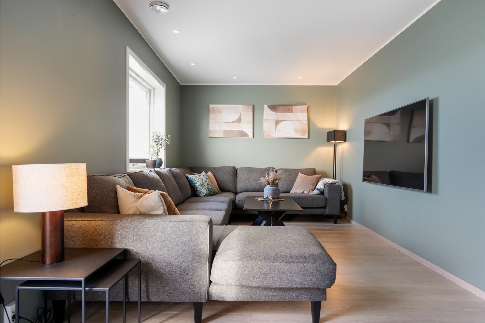 Stuen fungerer godt som en semiadskilt tv-stue. Galleribilde