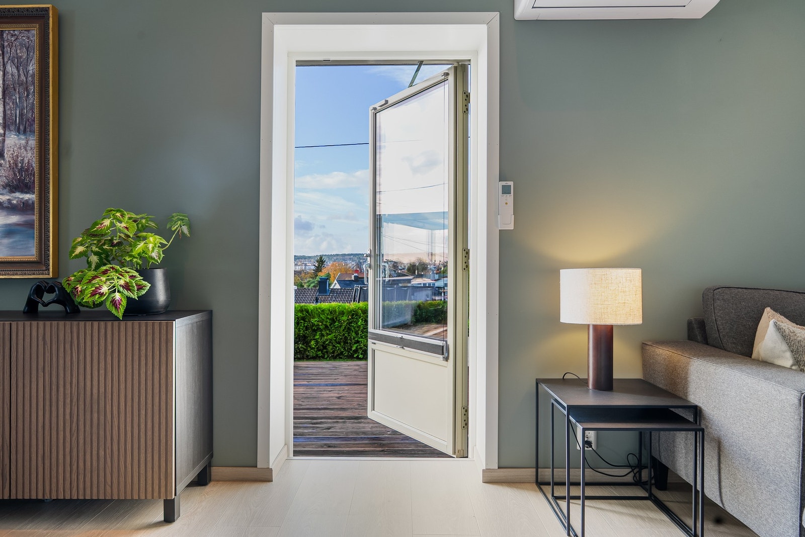 Direkte adkomst fra stuen til den store terrassen langs syd- og vestveggen Galleribilde