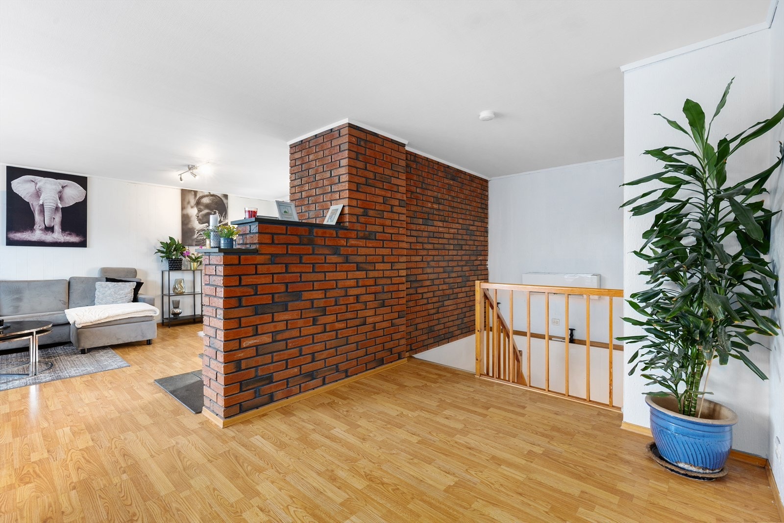 I trappegangen opp til hovedetasjen ble det i 2017 installert varmepumpe for en jevn og behagelig varme i etasjene. Galleribilde