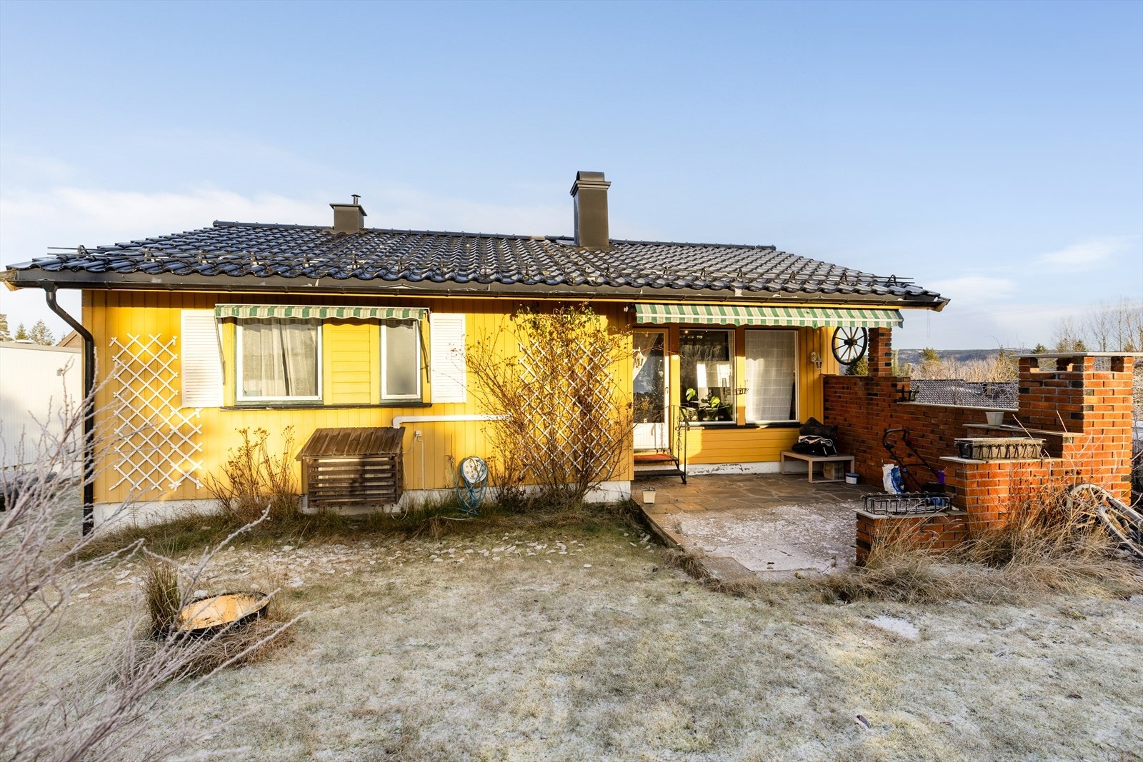 Solrik og usjenert uteplass og hage Galleribilde