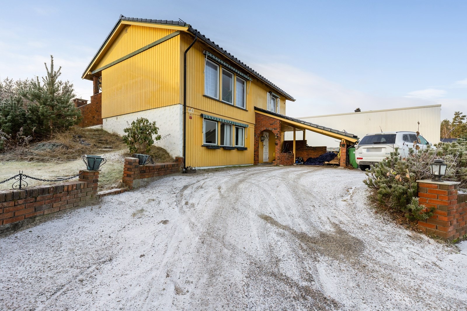Innholdsrik familiebolig på Gulset over to plan med solrike uteområder og tilliggende carport. Galleribilde