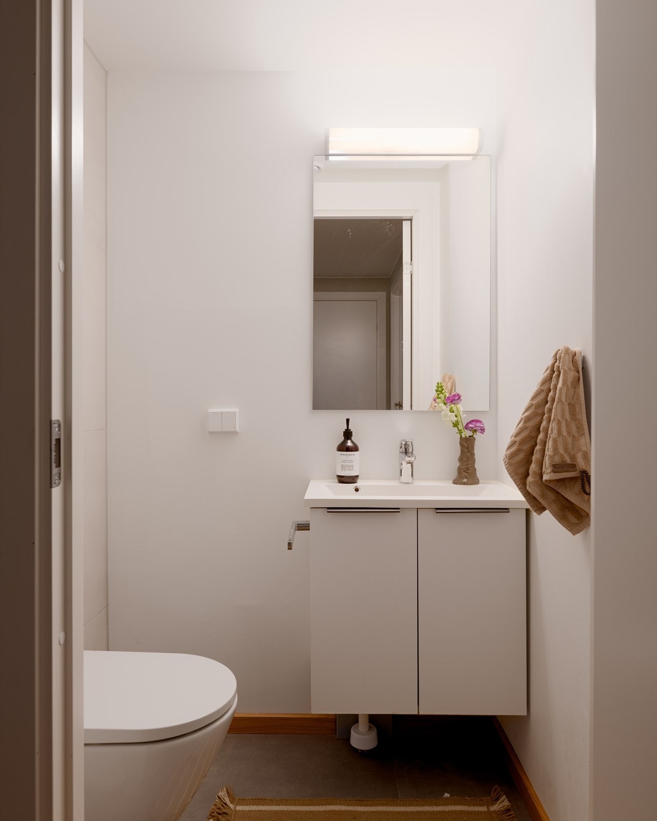 I gangen finner du et eget toalettrom - praktisk når man har gjester. Galleribilde