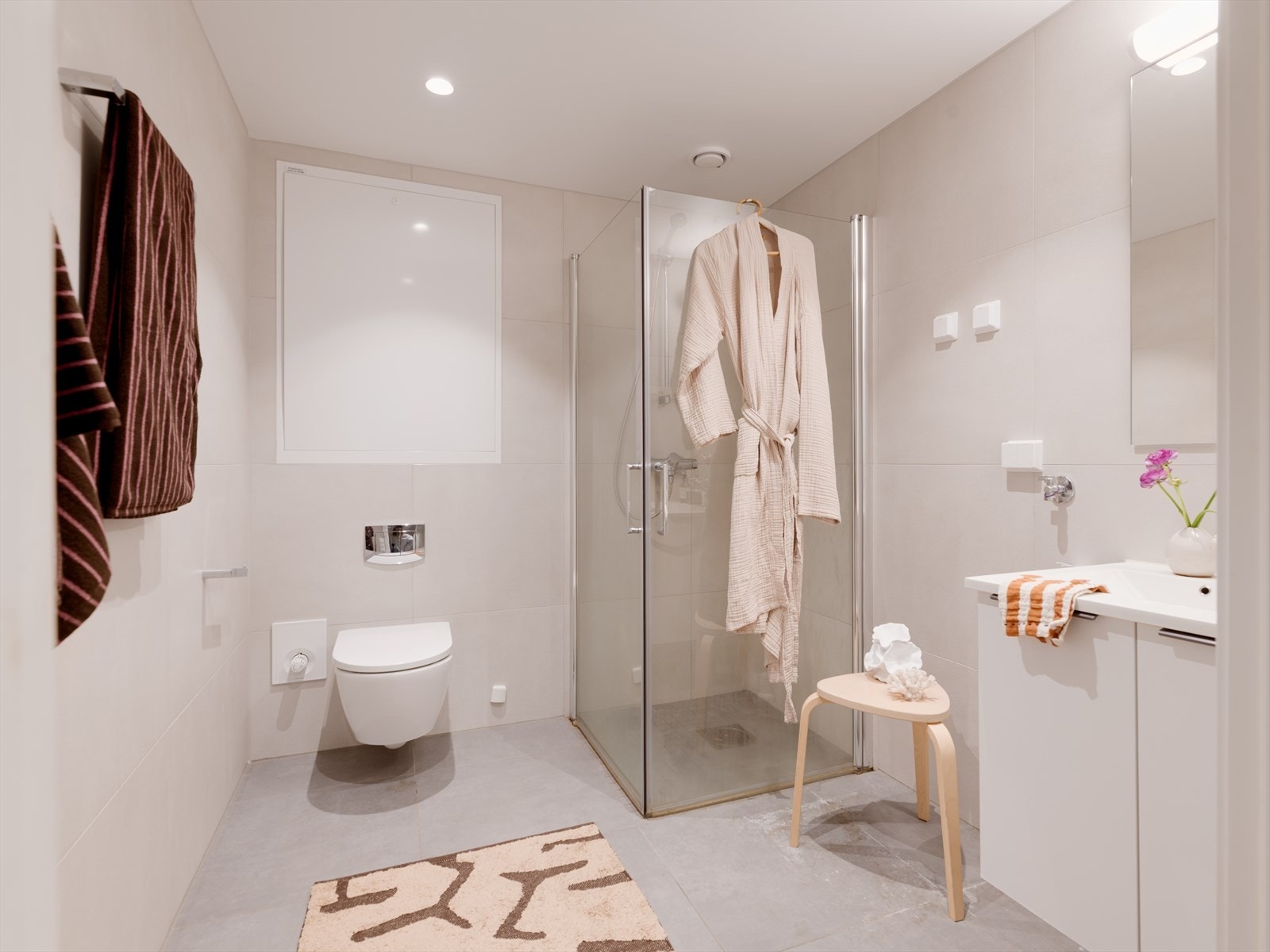 Stilrent og delikat bad med flislagte overflater. Galleribilde