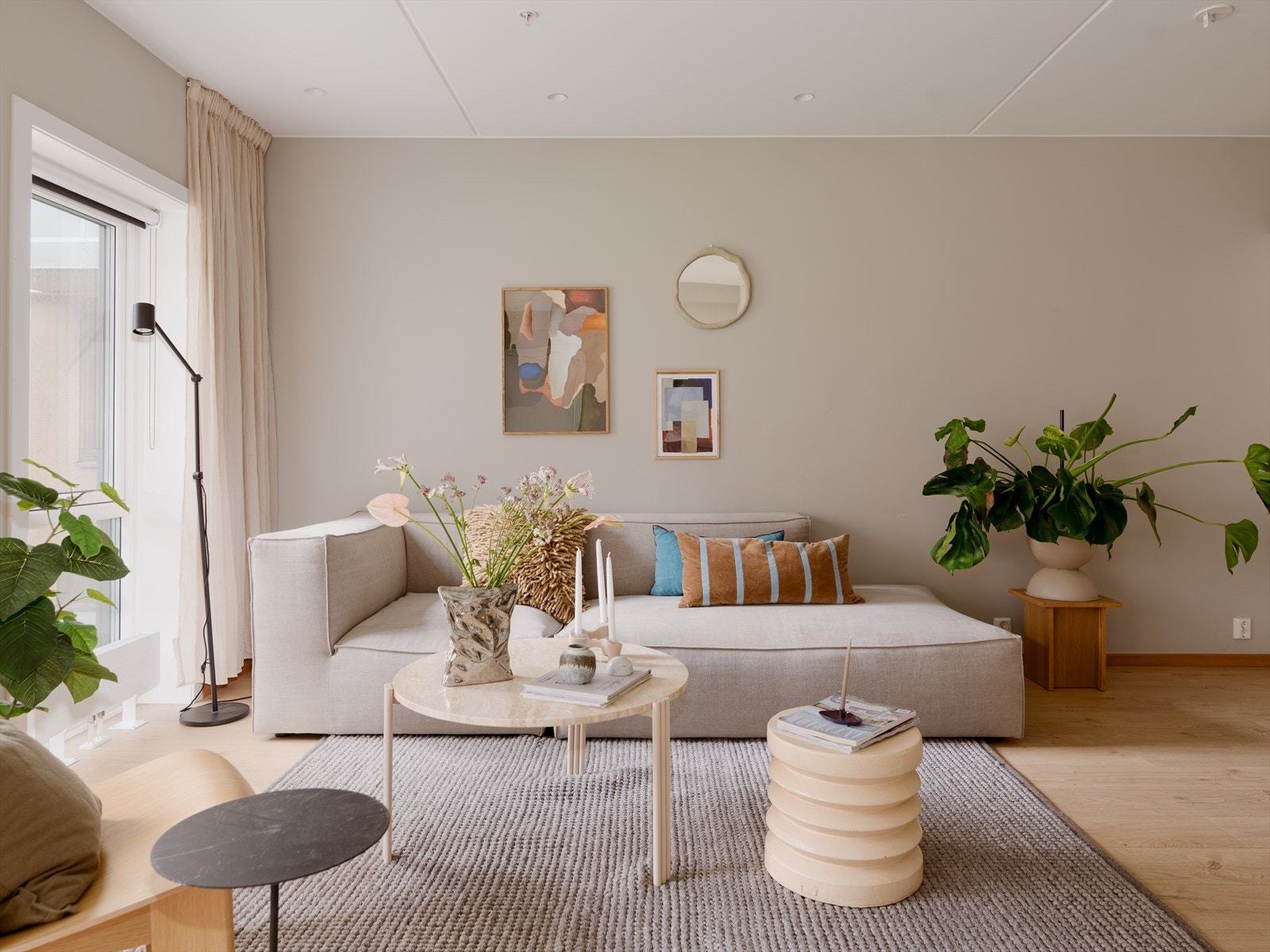 Godt med lysinnslipp fra leiligetens store og mange vindusflater. Galleribilde