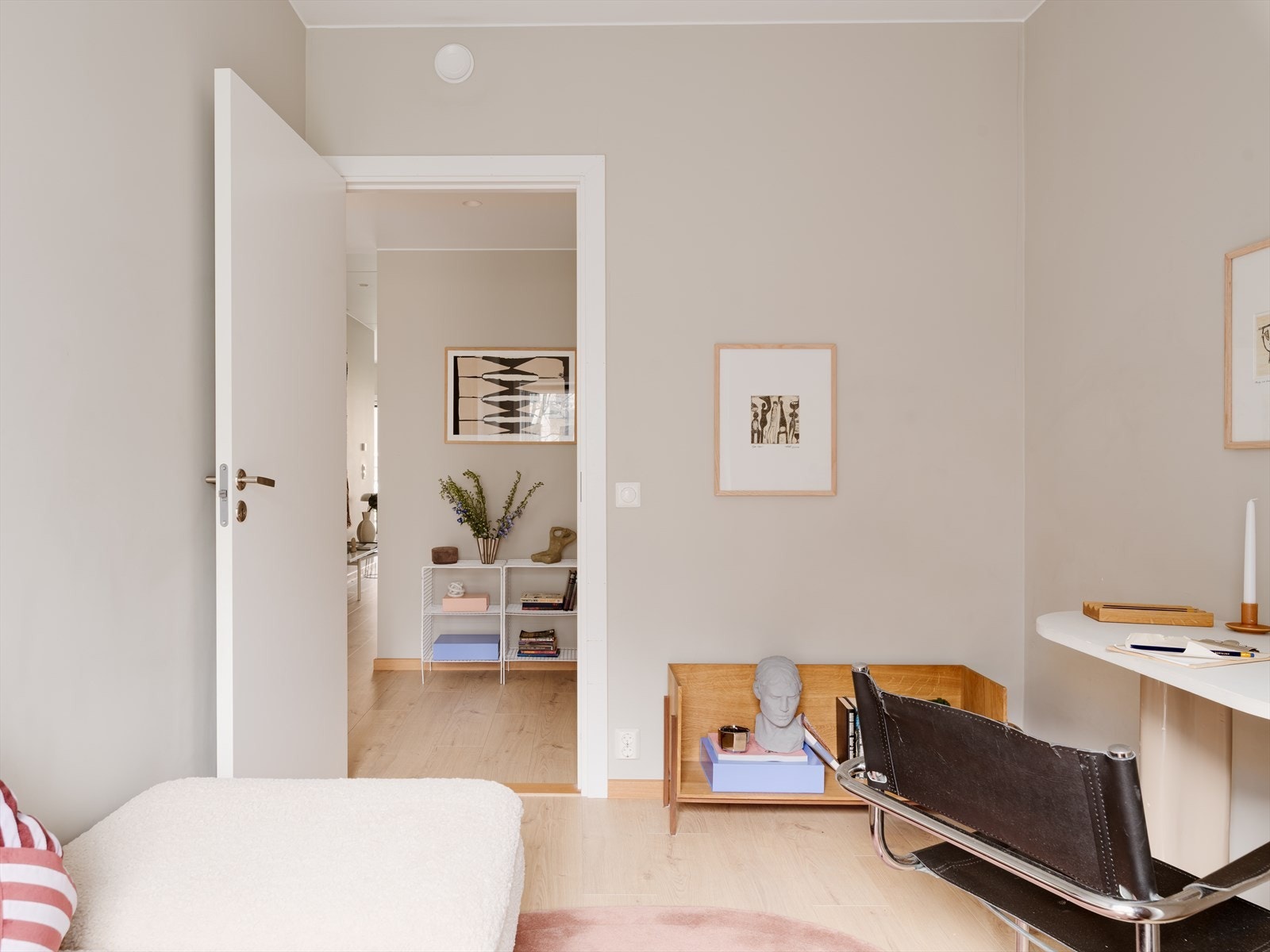 Rommet er holdt i duse, behagelige toner. Galleribilde