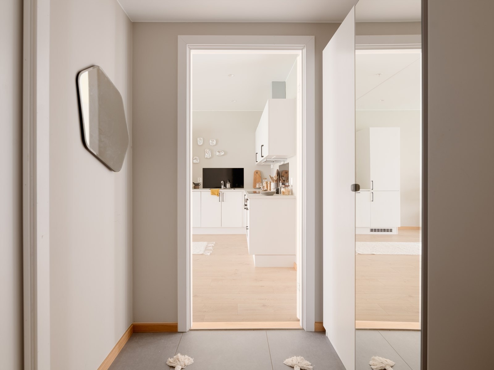 En lys gang fører deg mellom rommene. Galleribilde