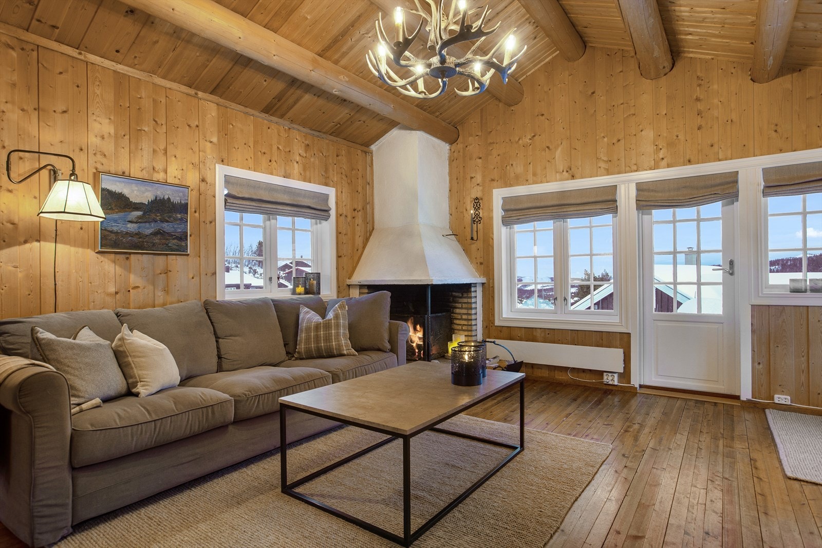 Store vindusflater slipper inn rikelig med dagslys og byr på flott utsikt mot naturen. Galleribilde