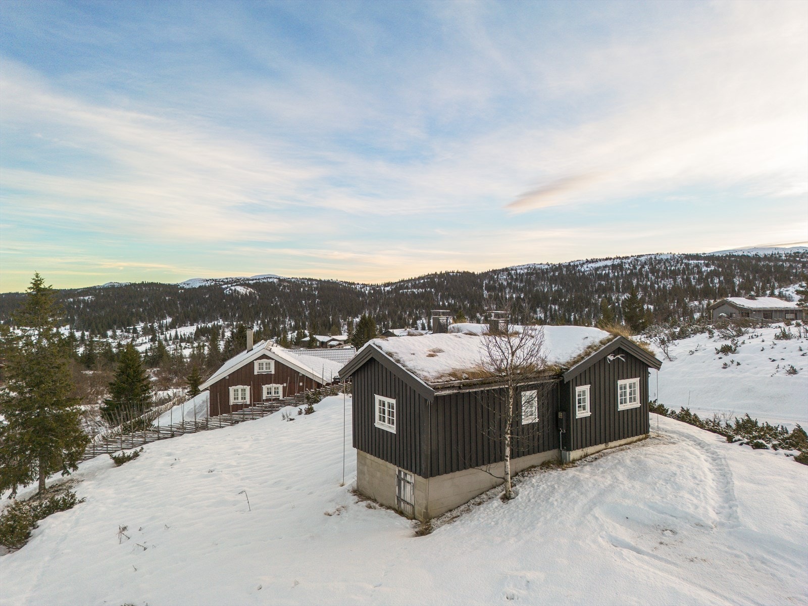 Her får du ei hytte som kombinerer tradisjonelt uttrykk, ekte hyttefølelse og naturskjønne omgivelser, med moderne komfort som innlagt strøm, vann og avløp. Galleribilde