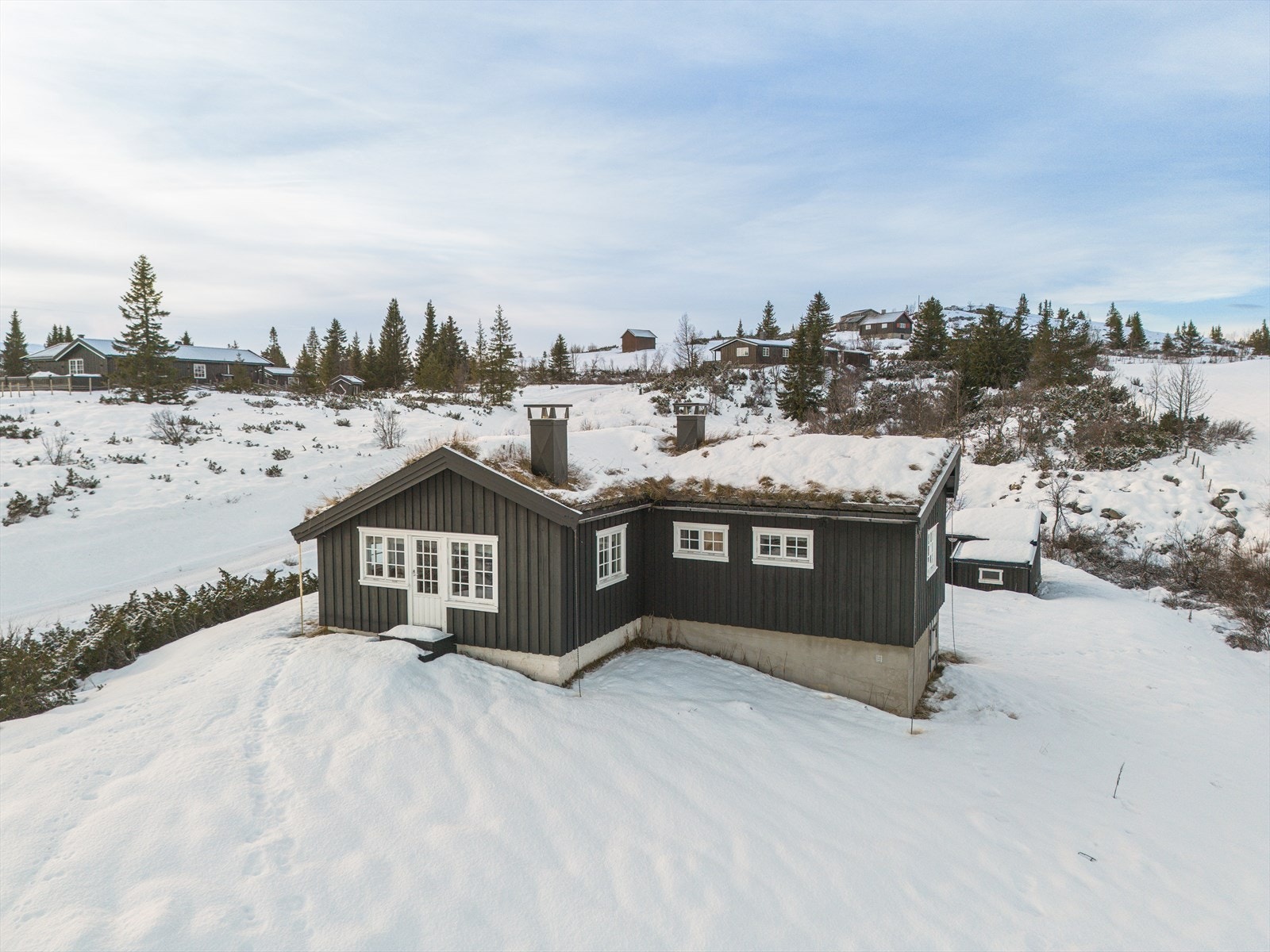 "Fjelltun", som eiendommen heter, ligger fredelig til i et område med spredt hyttebebyggelse, ca. 940 moh. Galleribilde