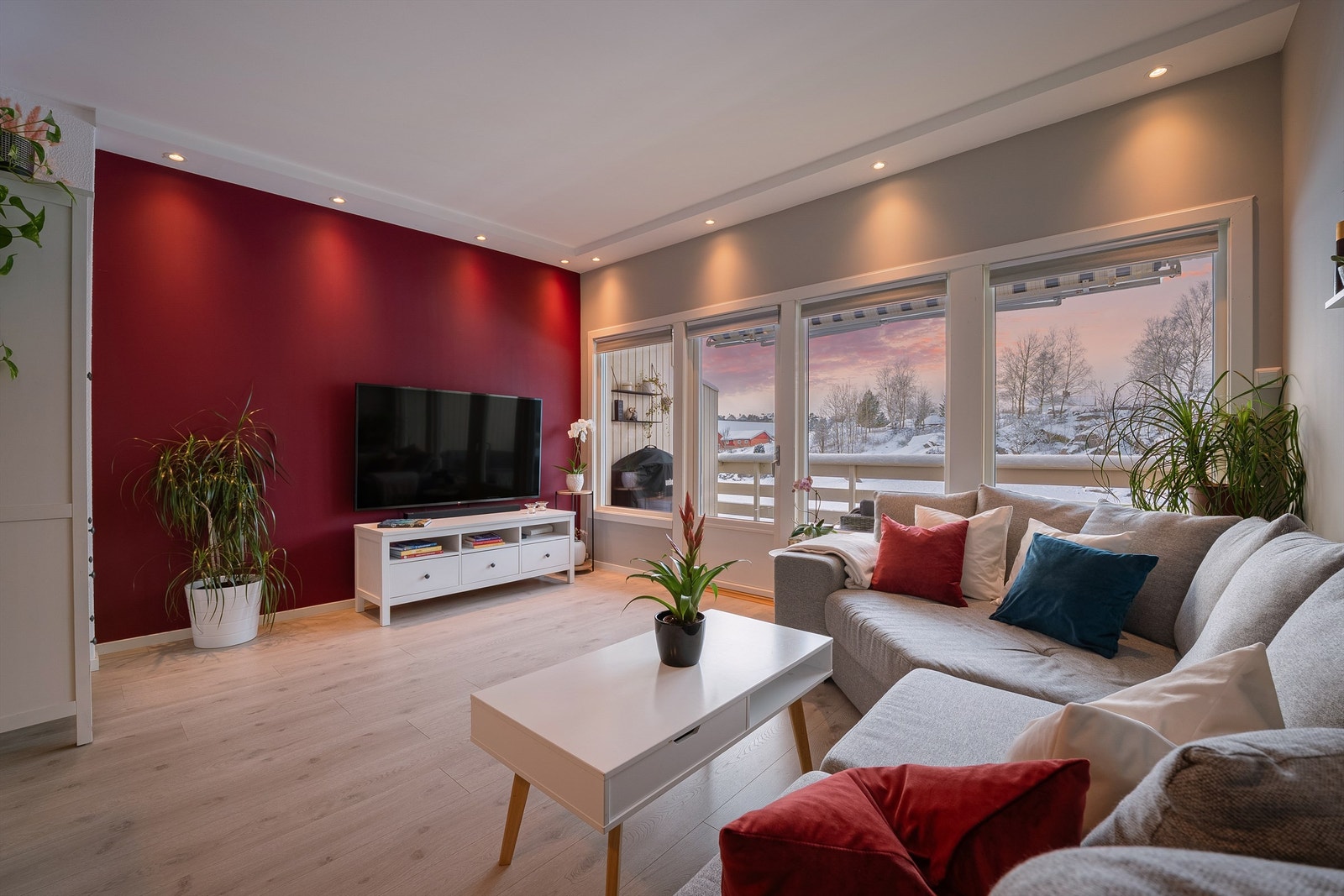 Velkommen til Joruns vei 34A! Leiligheten presenteres av Jonathan Dahl og Amir Pedersen-Paydar i Krogsveen. Fotograf; Kristoffer Kristiansen. Galleribilde