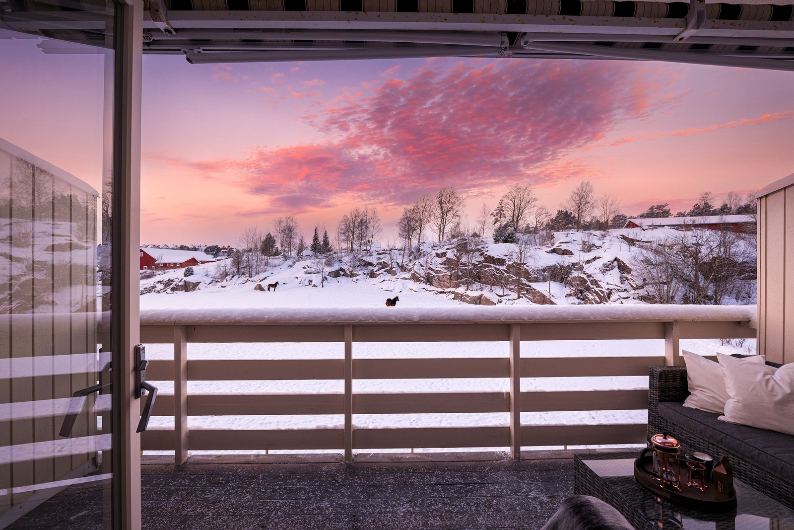 På verandaen sees flott utsyn til vakre solnedganger og fargespillet på himmelen. Fotograf; Kristoffer Kristiansen. Galleribilde