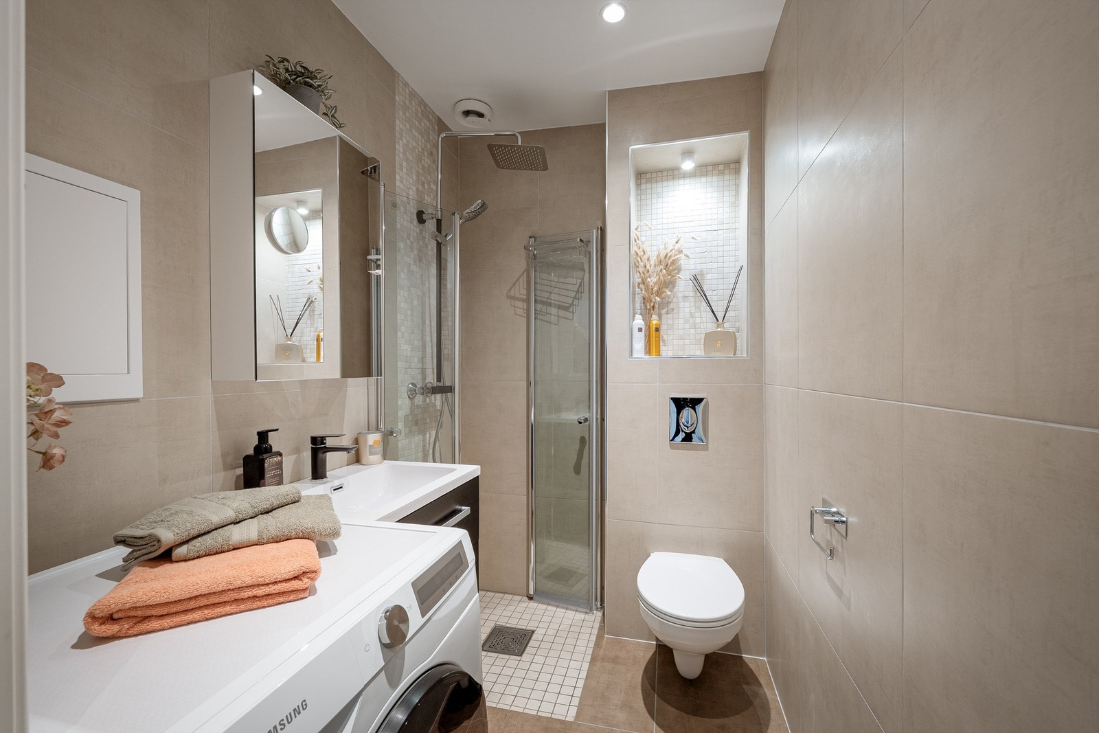 Nytt og stilfullt bad fra 2018. Avtrekk er sensorstyrt og kan betjenes med app. Galleribilde