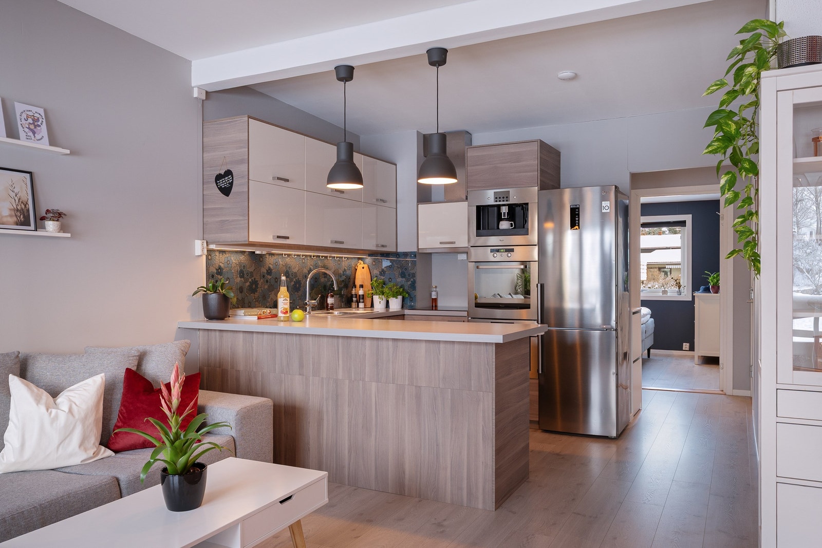 Kjøkkenet ble i 2015 både åpnet mot stuen og utstyrt med ny innredning fra IKEA som siden er oppgradert. Galleribilde