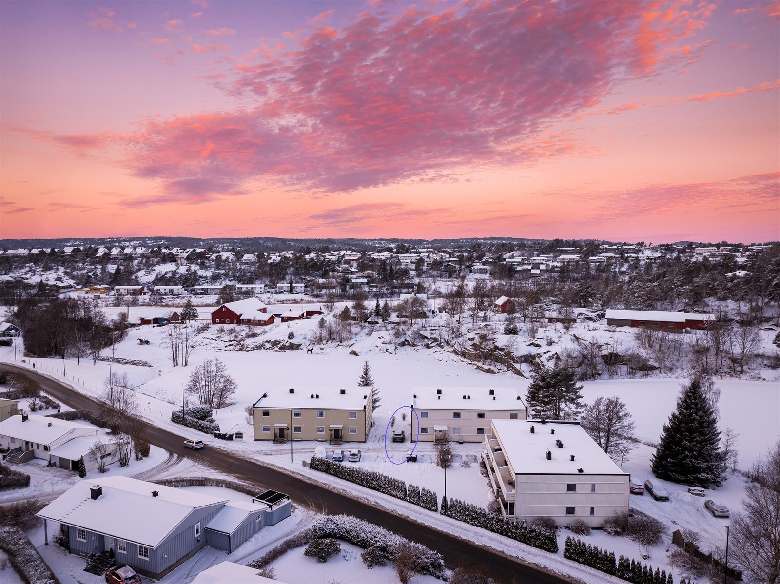 Leiligheten disponerer en biloppstillingsplass på felles gårdsplass. Elbil-lader er montert på husvegg (sør) og medfølger andelen. Galleribilde