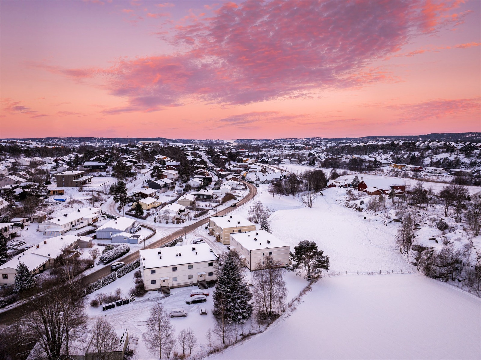 I Joruns vei 34 bor du innenfor bomringen og nyter godt av kort vei til alle byens tilbud. Buss til sentrum stopper rett utenfor. Galleribilde