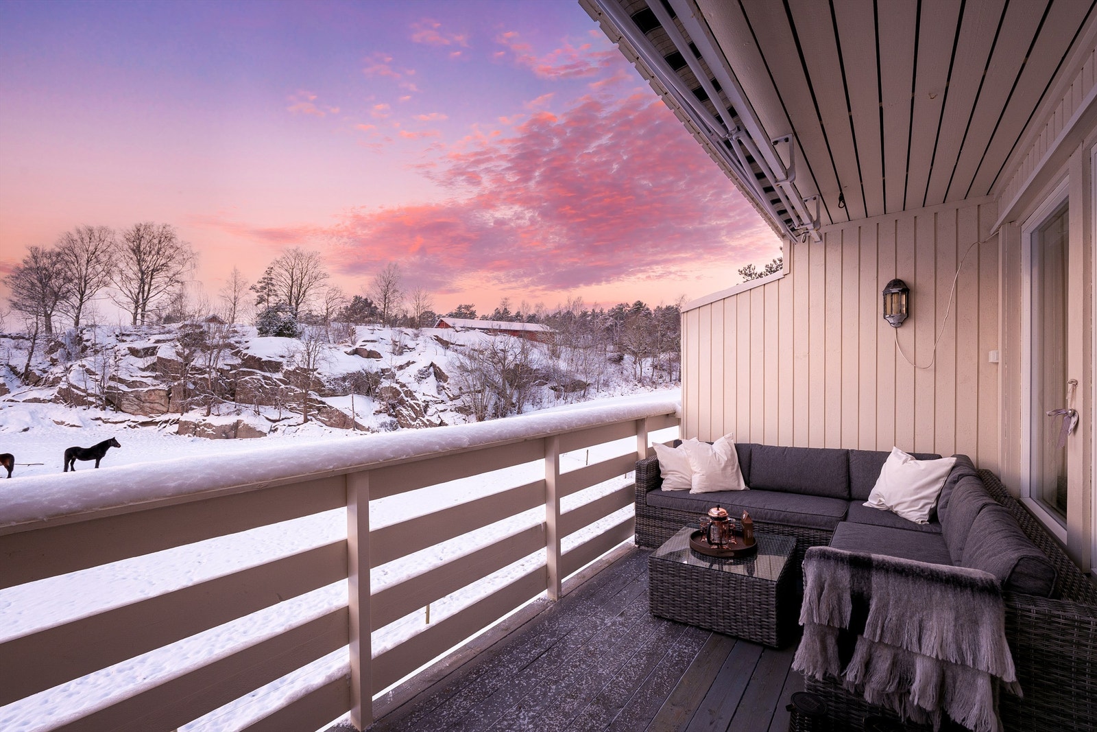 Leiligheten er gjennomgående i andre etasje, med veranda mot vest. Sommerstid er det gode solforhold på verandaen store deler av dagen. Fotograf; Kristoffer Kristiansen. Galleribilde