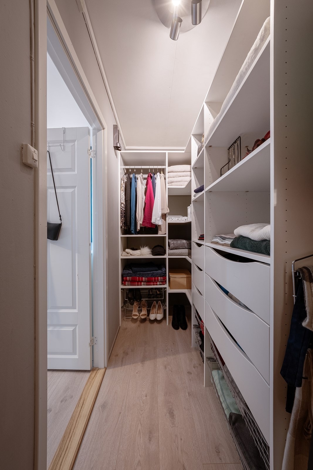 I tillegg til den innvendige boden disponerer leiligheten også to kjellerboder med ytterligere oppbevaringsmuligheter. Galleribilde