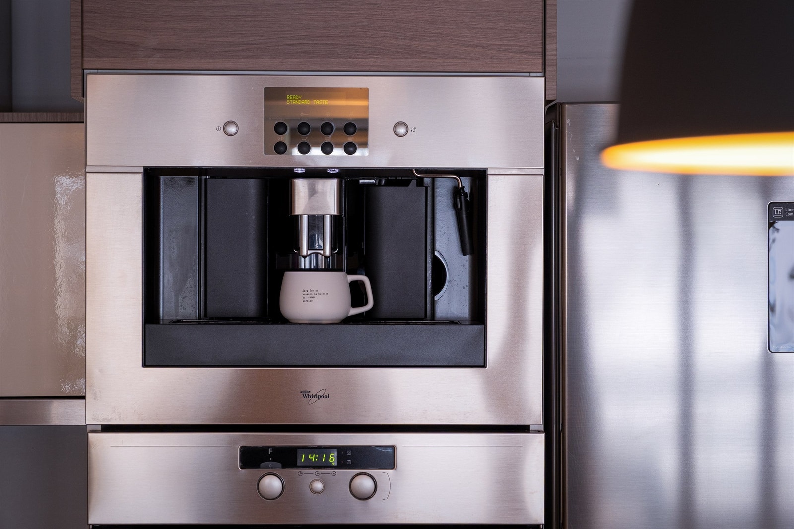 Ferskbrygget kaffe - rett i koppen. Kaffemaskinen fra Whirlpool tilbyr flere valgmuligheter. Galleribilde