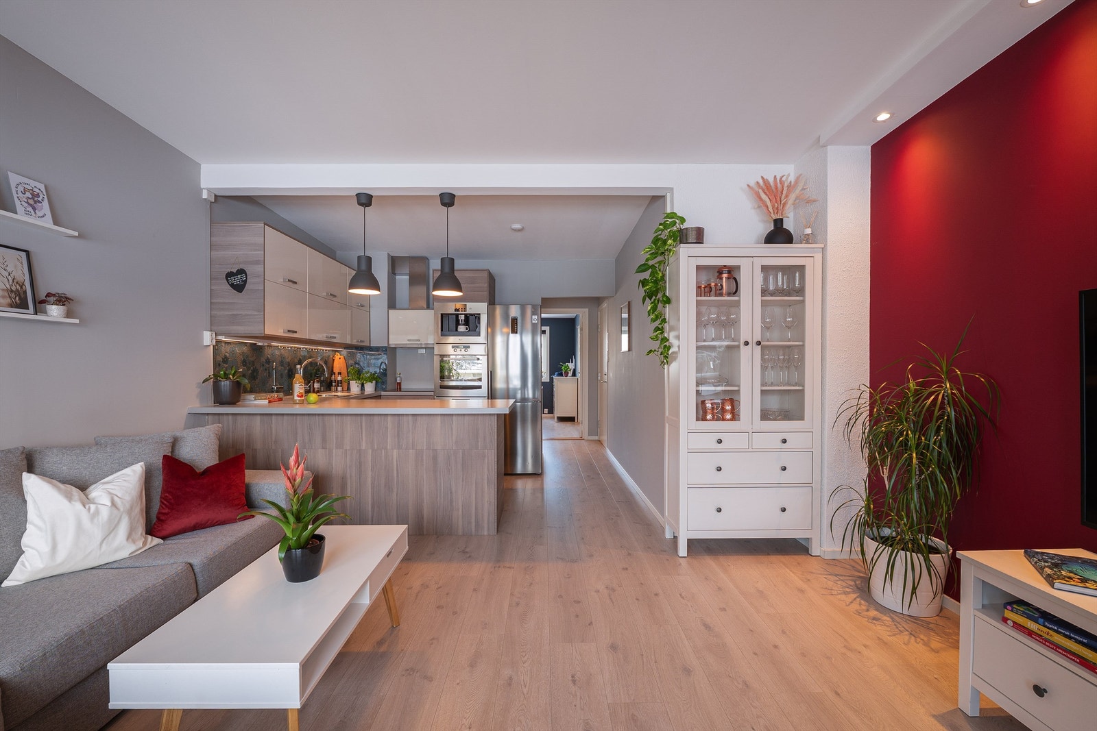 Leilighetens elektriske anlegg ble oppgradert i 2018, sikringsskapet inkludert. Himlingskasser med spotter ble samtidig montert i stuen. Galleribilde