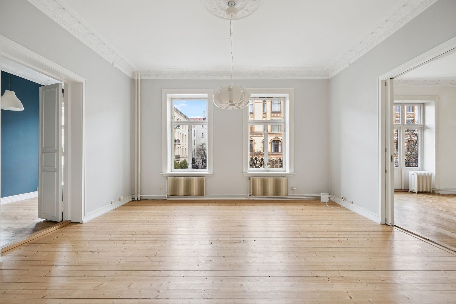 Stue med store vindusflater. Galleribilde