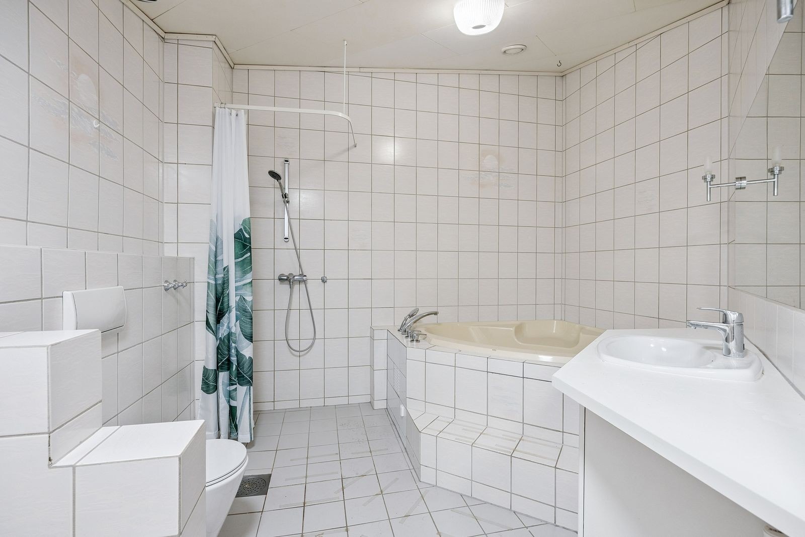 Flislagt bad med badekar. Galleribilde