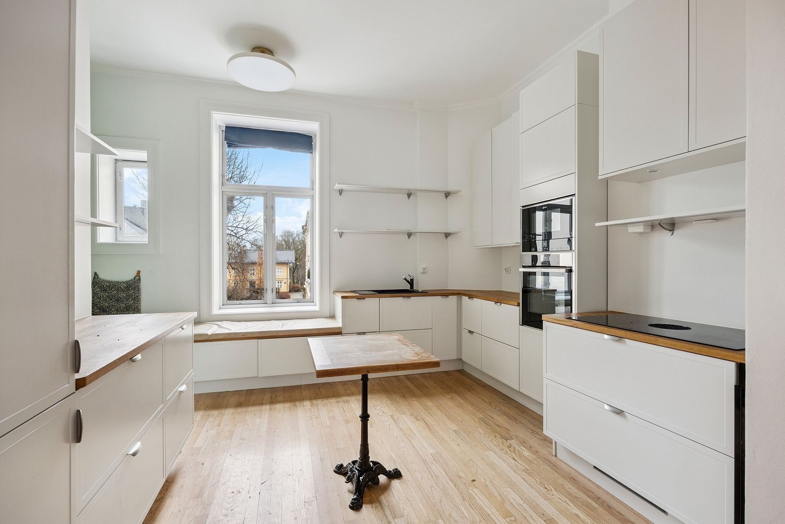 Romslig, lekkert kjøkken med godt med skap og benkeplass! Galleribilde