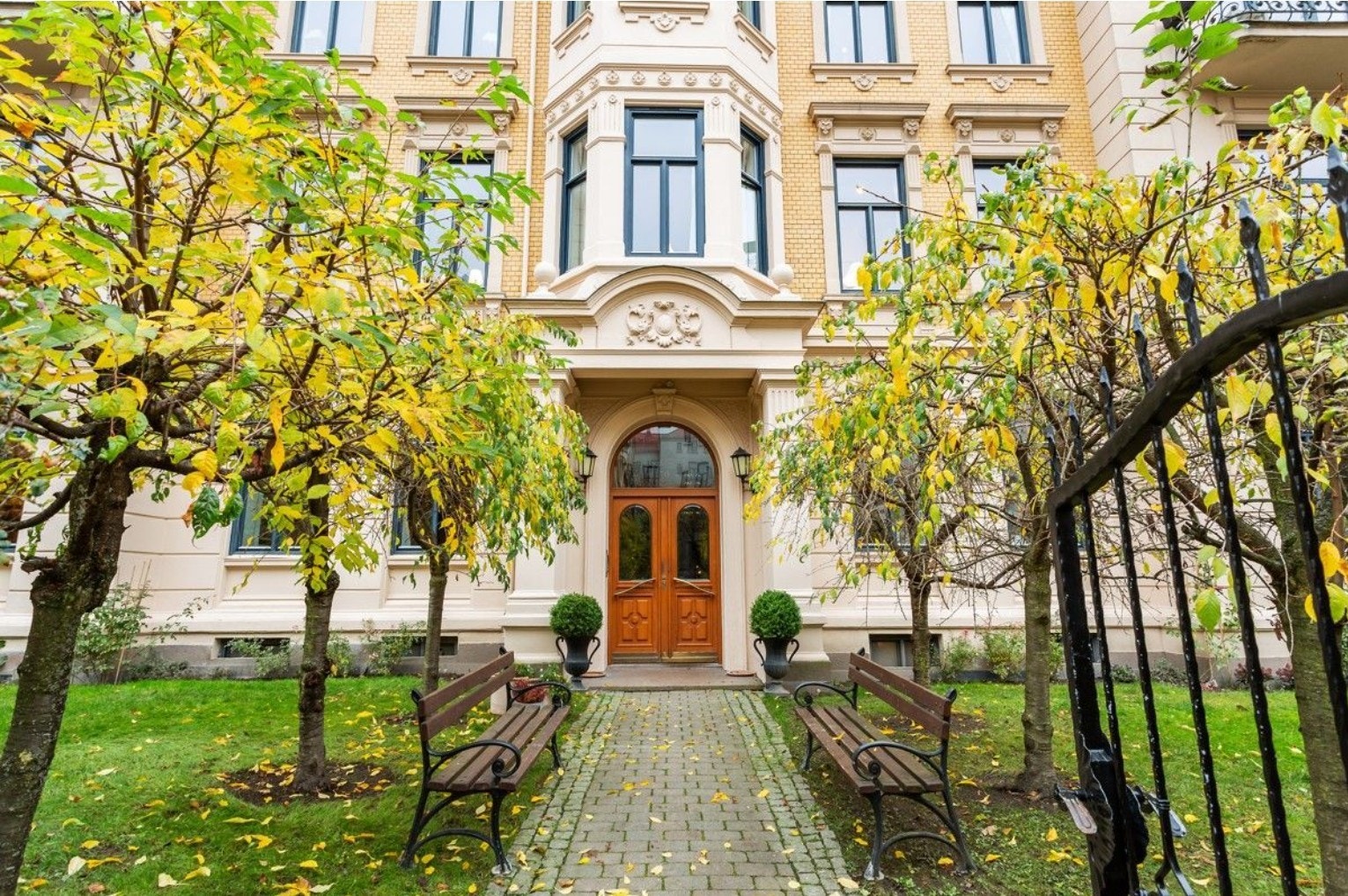 Pent inngangspari. Galleribilde