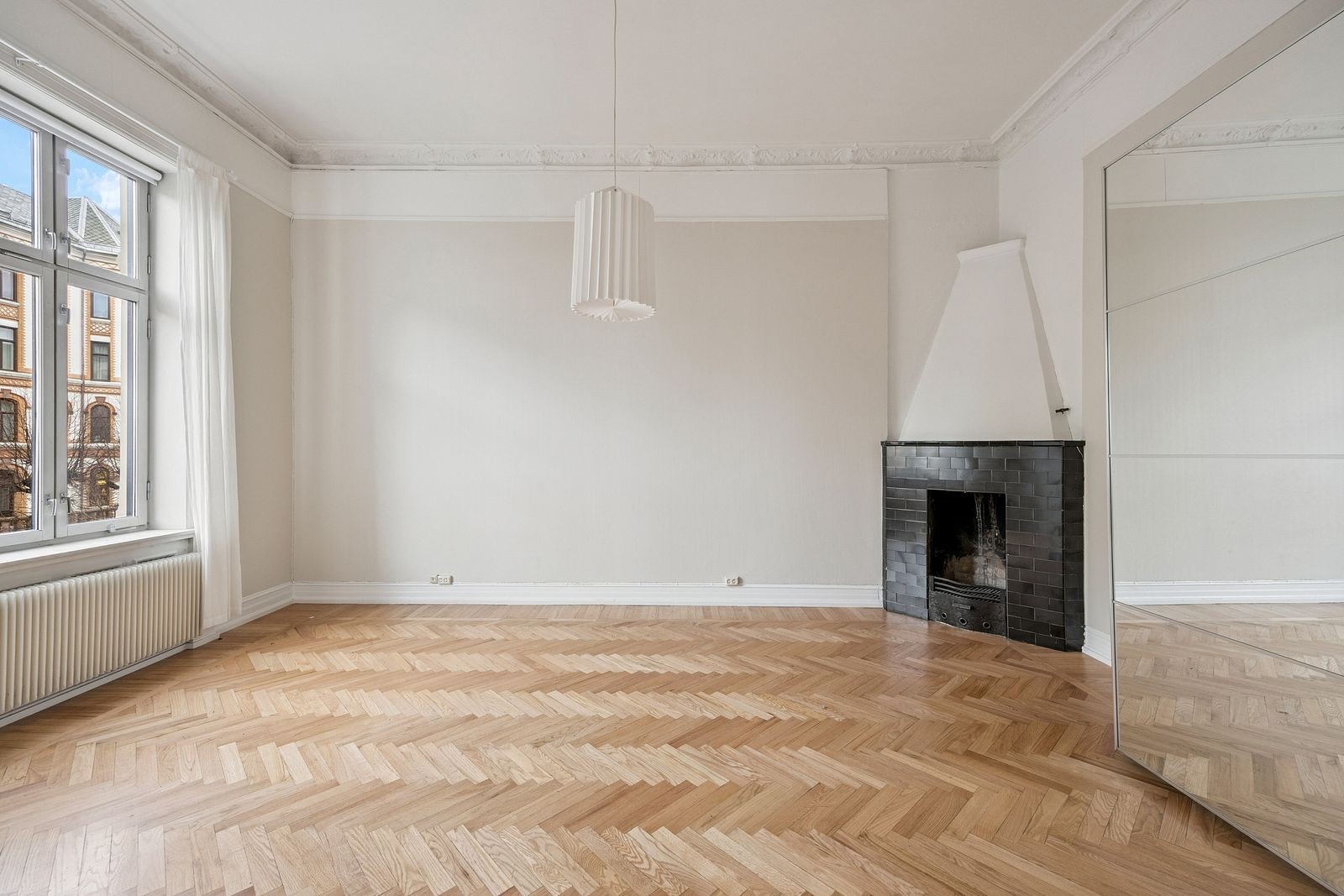 Soverom eller stue med lekker fiskebensparkett og peis. Galleribilde