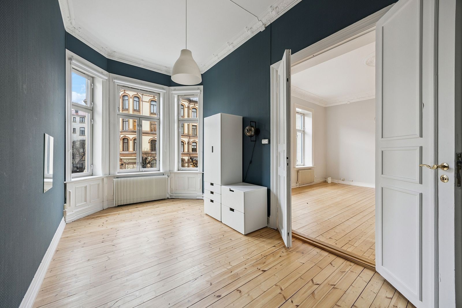 Soverom med store vindusflater. Galleribilde